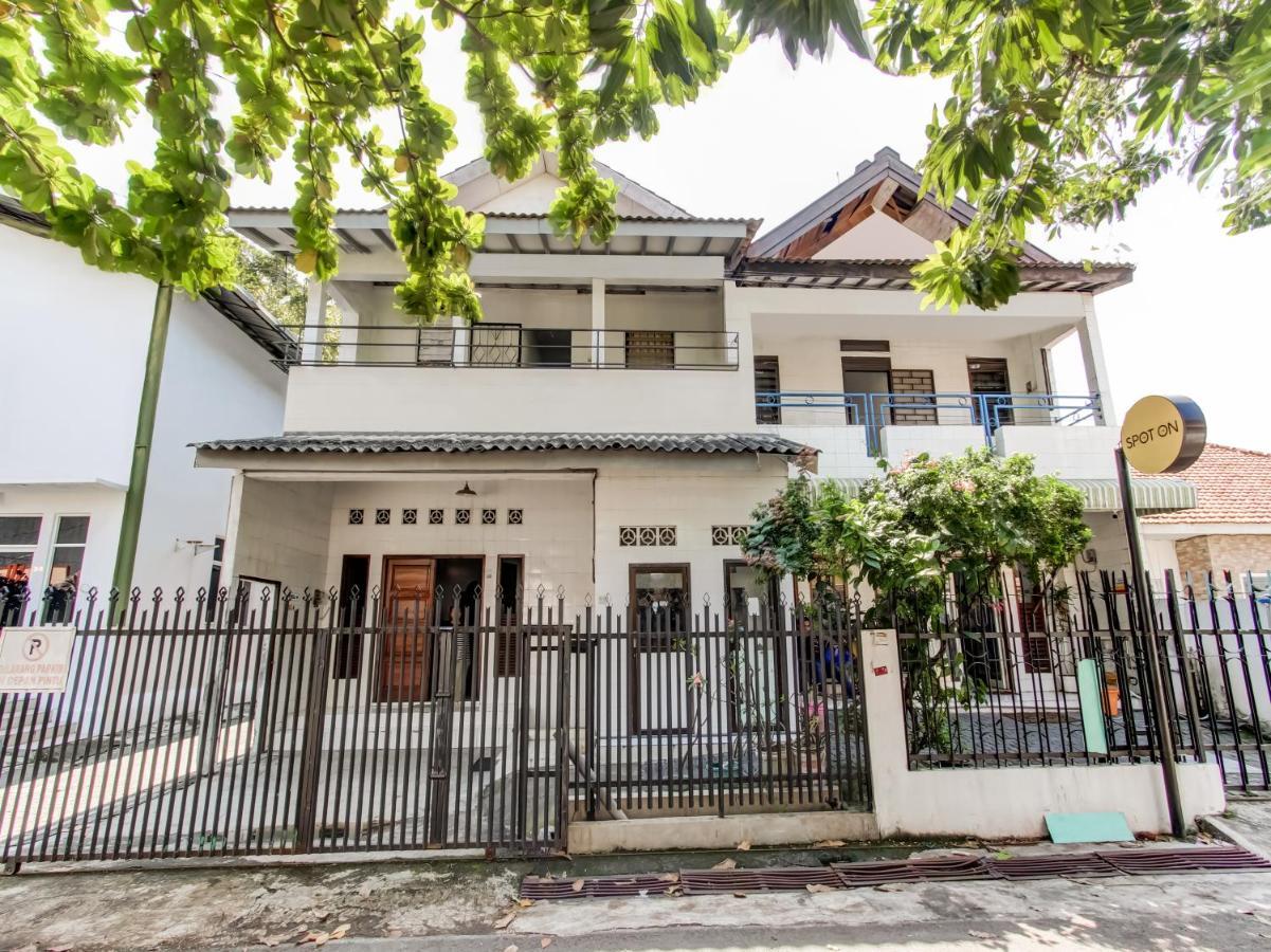 Oyo Life 91374 Asia Stay Semarang Syariah Exterior photo